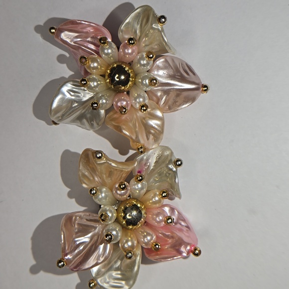 Elegant Floral Pearl Earrings - Picture 4 of 12